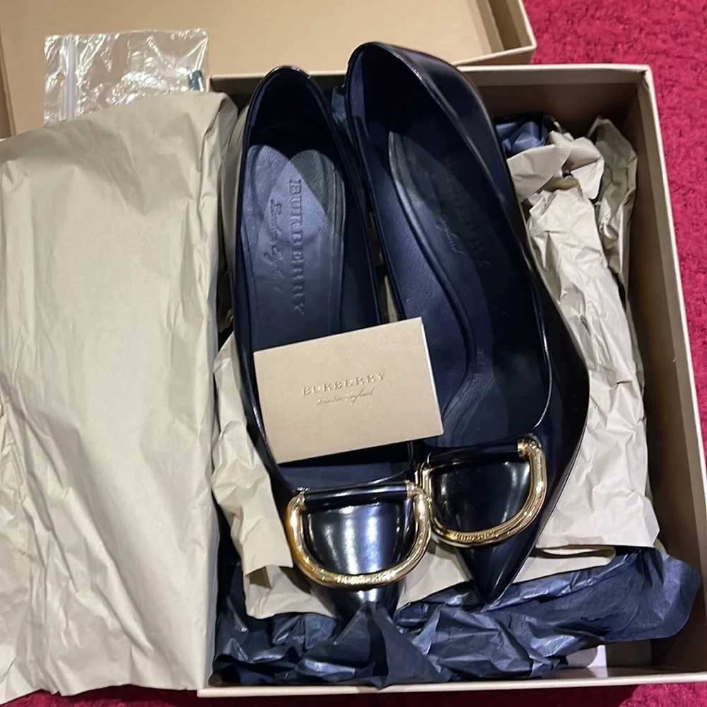 Burberry Flanagan D-Ring Pumps. Made in Italy. Size: US 8 1/2, UK 6, EUR 39 - Picture 13 of 16